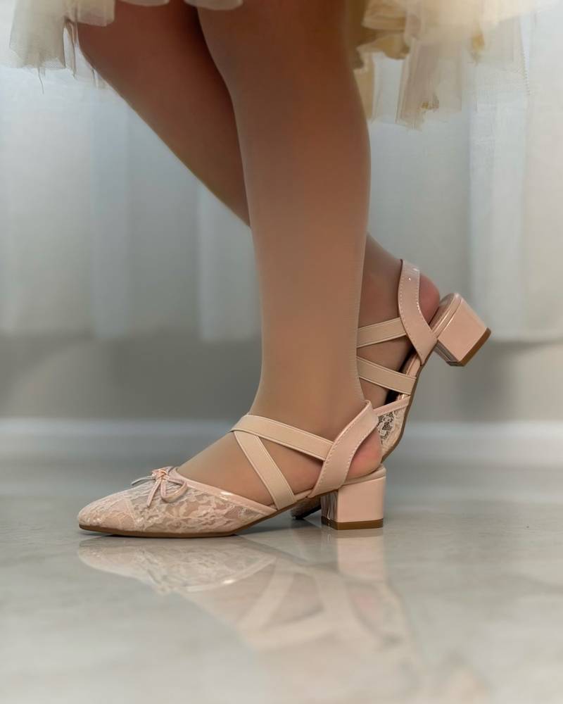 Girls' shoes with a medium heel and lace