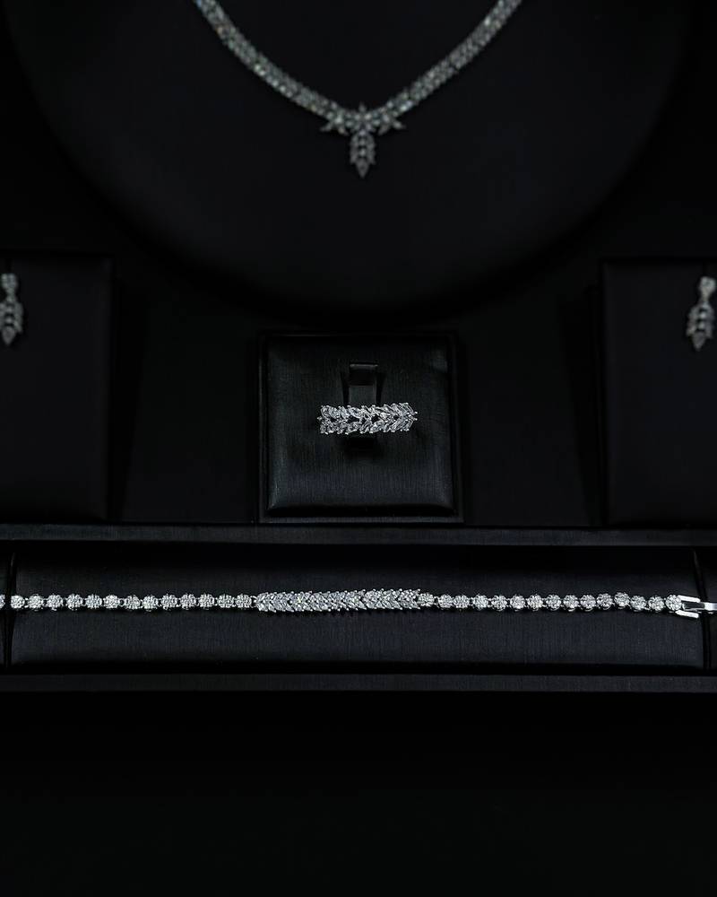 Accessory set with sparkling beads and a delicate pendant