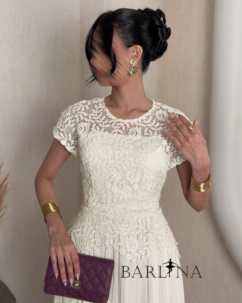 Soft pleated lace dress with short sleeves