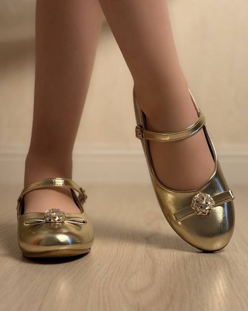 Classic girls' shoes with a bow and crystal