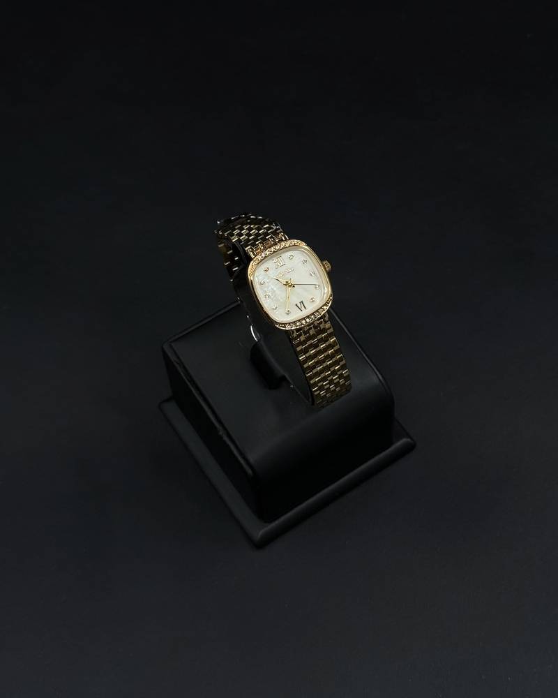 Women's wristwatch with a soft mother-of-pearl dial