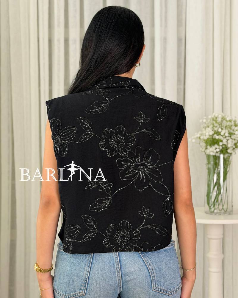 Elegant blouse with delicate details and front tie