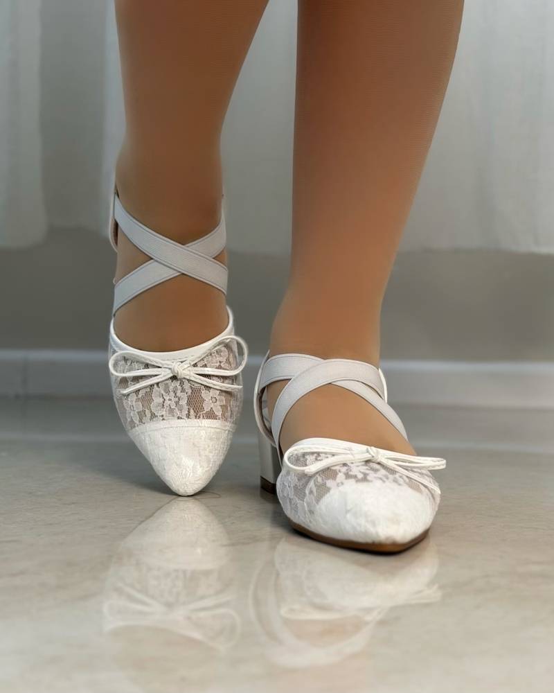 Girls' shoes with a medium heel and lace