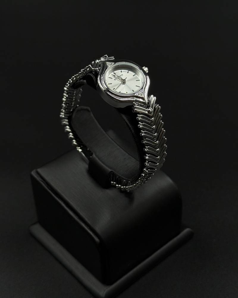 Wristwatch with an intertwined branch-shaped strap