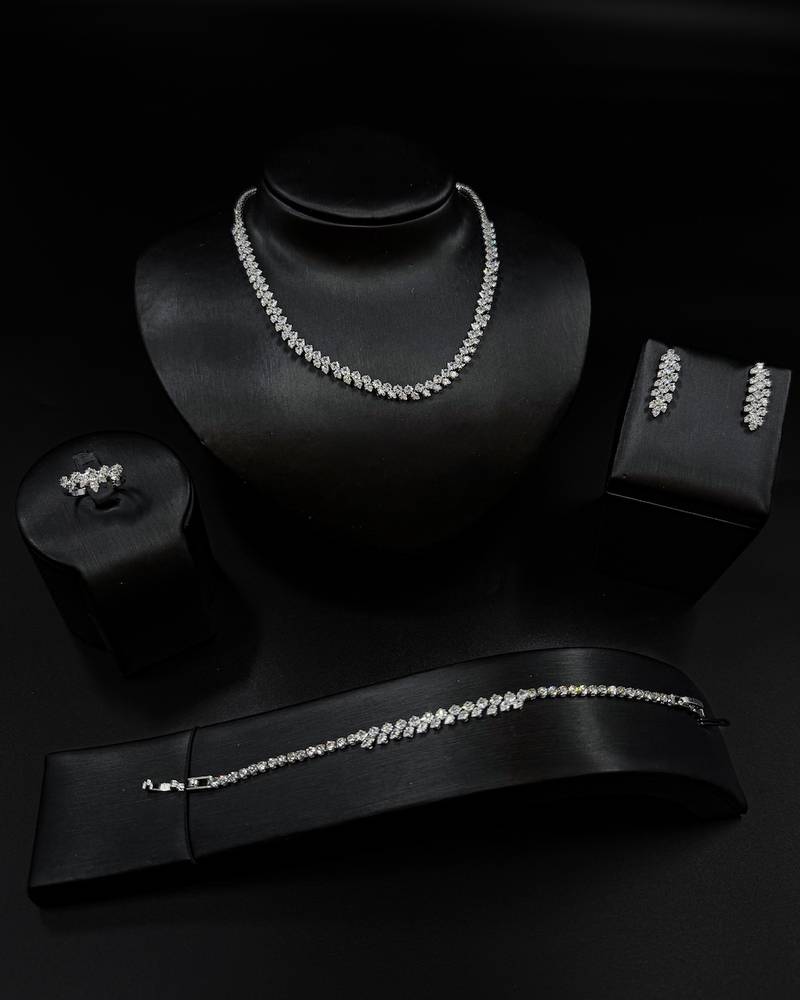 A simple and elegant accessory set