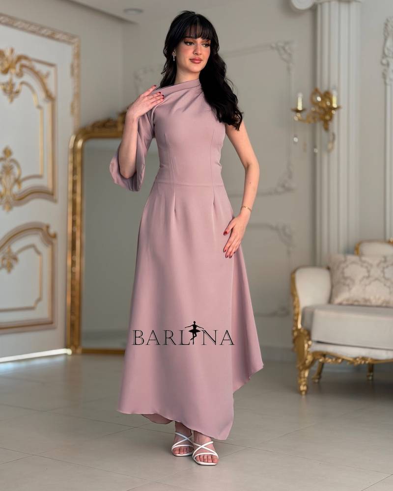 Soft pink dress with an asymmetrical shoulder cut