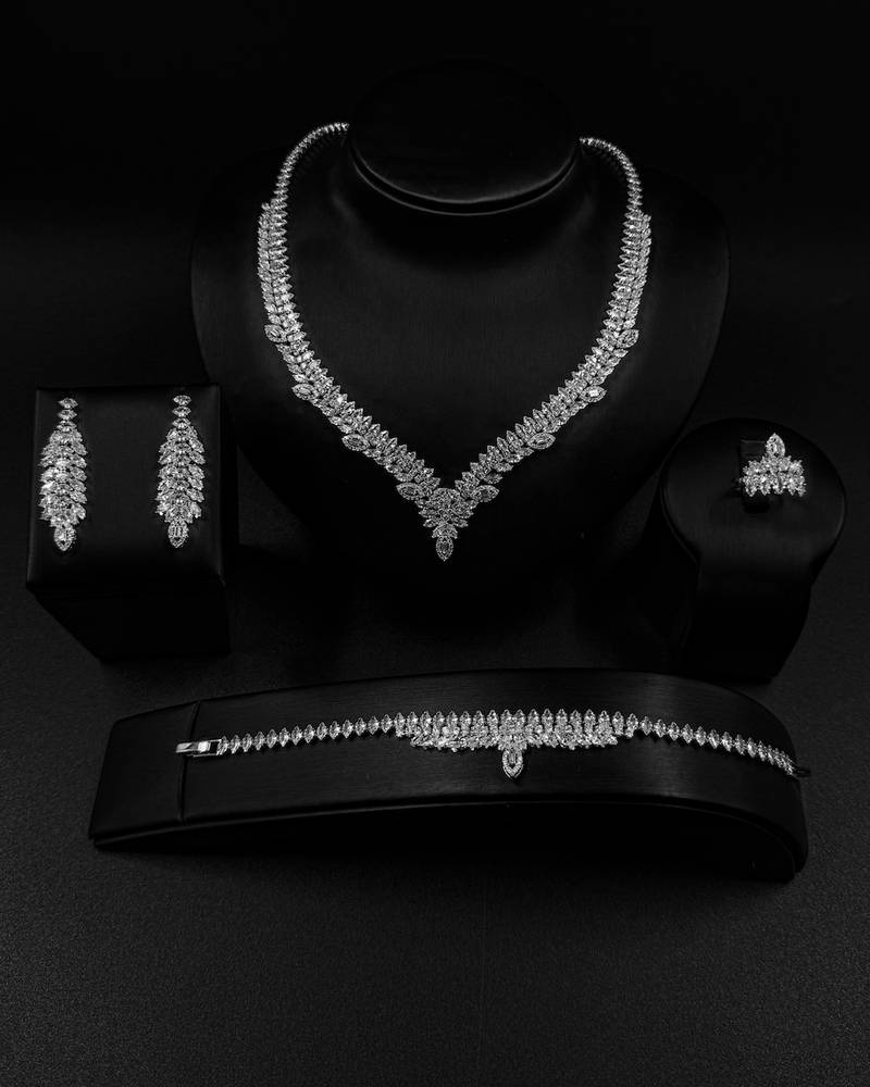 Accessory set with leaf details