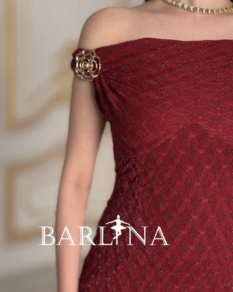 Elegant off-the-shoulder dress with shimmering gold details
