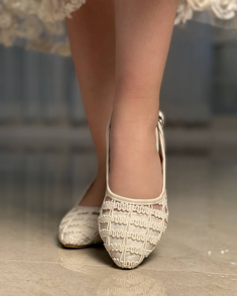Girls' shoes with embroidered mesh design and back strap