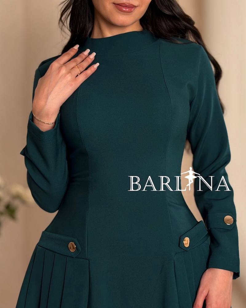 Short dress with a classic cut and side pleats