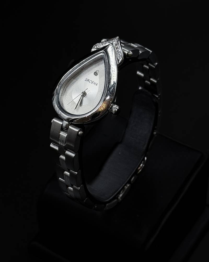 Women's watch with a teardrop-shaped bezel