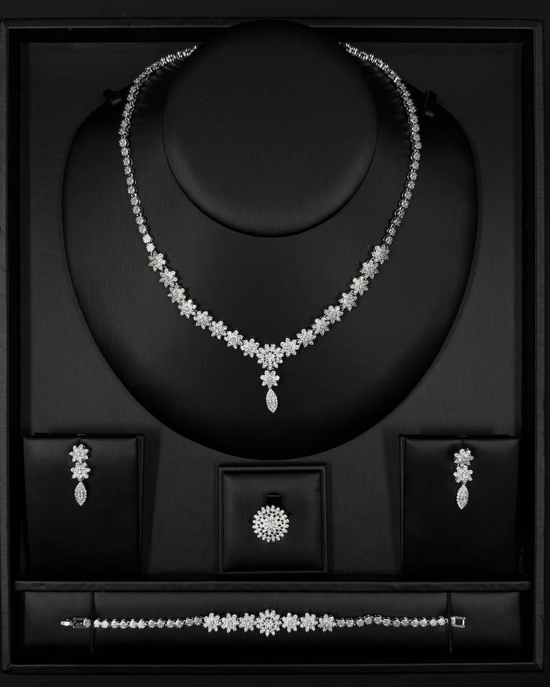 Women's accessory set with sparkling flowers