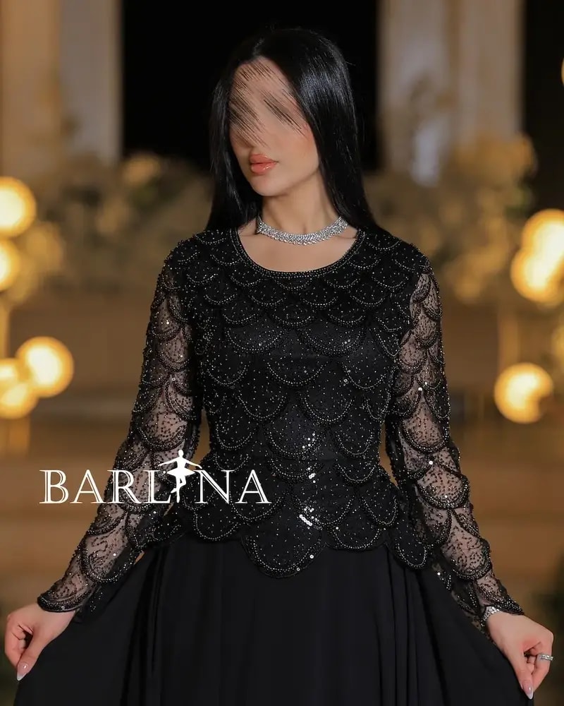 Luxurious evening dress with shimmering embroidery