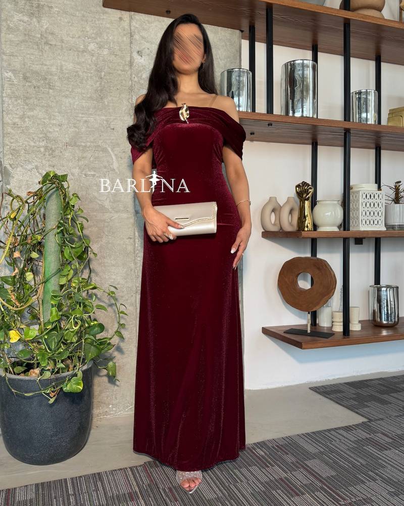 Burgundy velvet dress with a classic touch