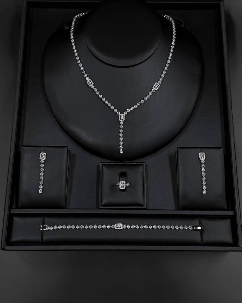 Elegant accessory set with a hanging pendant