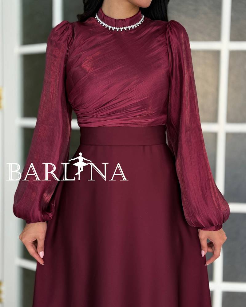 Elegant long dress in a sophisticated burgundy color