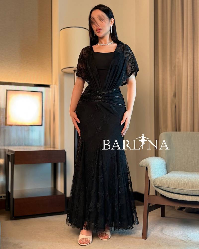 Black lace dress with an elegant cut