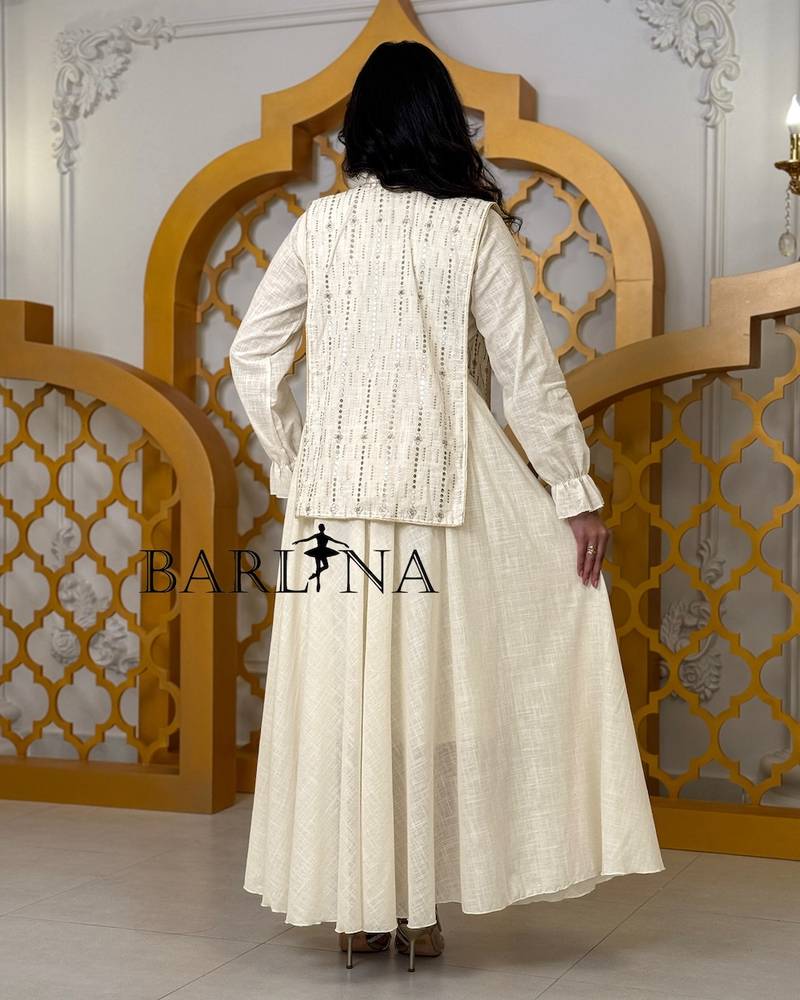 Elegant white jalabiya with an embroidered piece