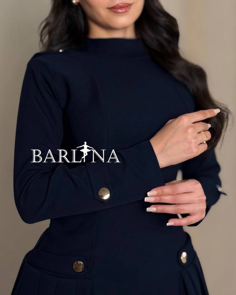 Short dress with a classic cut and side pleats