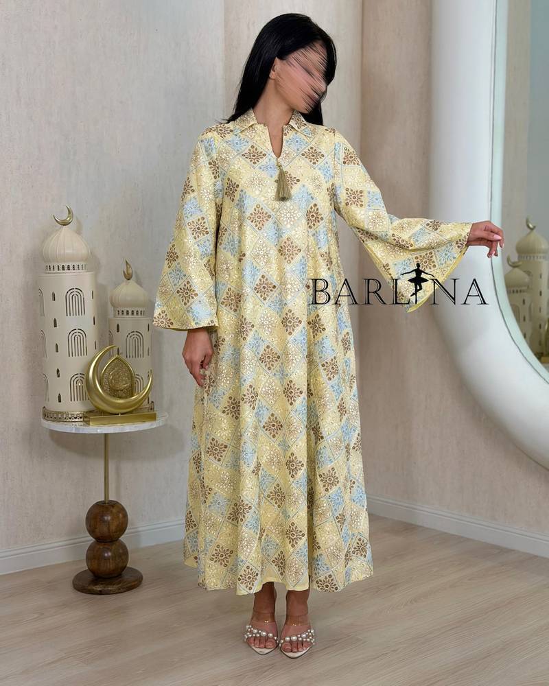 جلابية ناعمة مزينة بزخارف شرقية