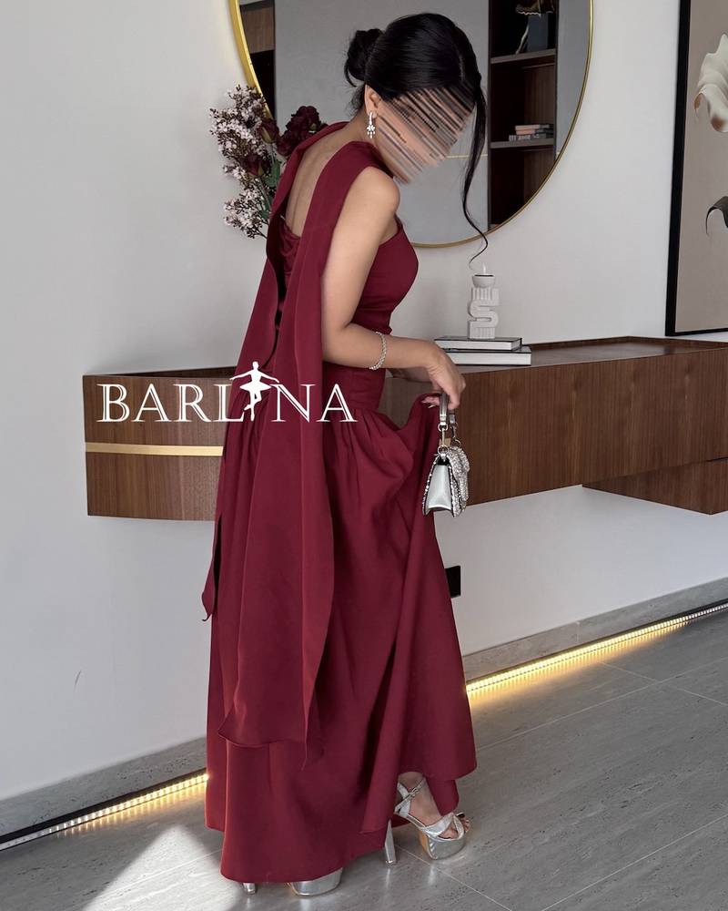 Long burgundy dress with elegant scarf
