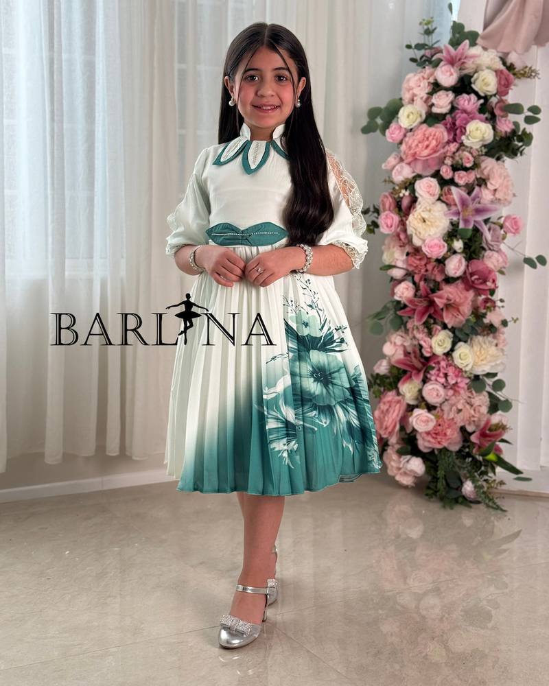 Girls' dress with a floral print and a cute cut