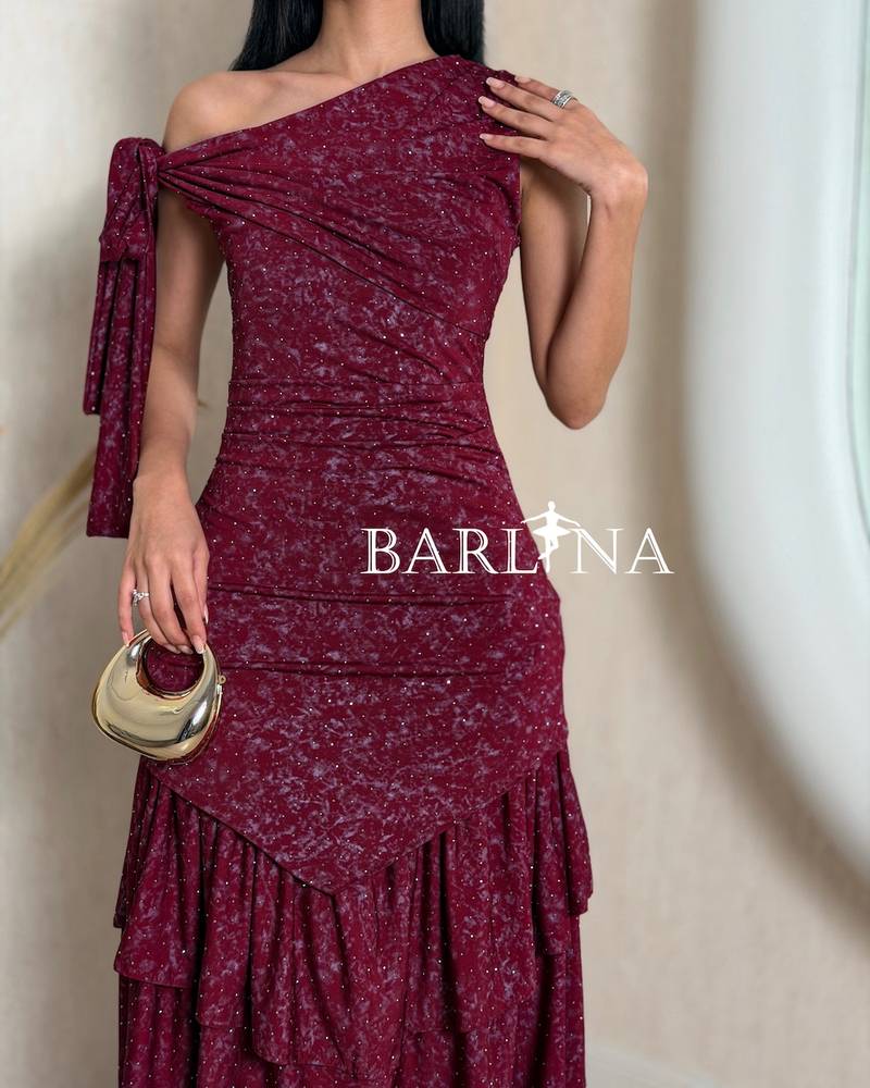 One-shoulder dress with a side knot on the shoulder