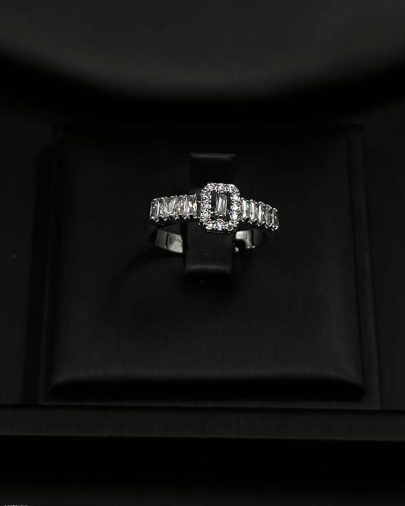 A complete accessory set with an elegant geometric design