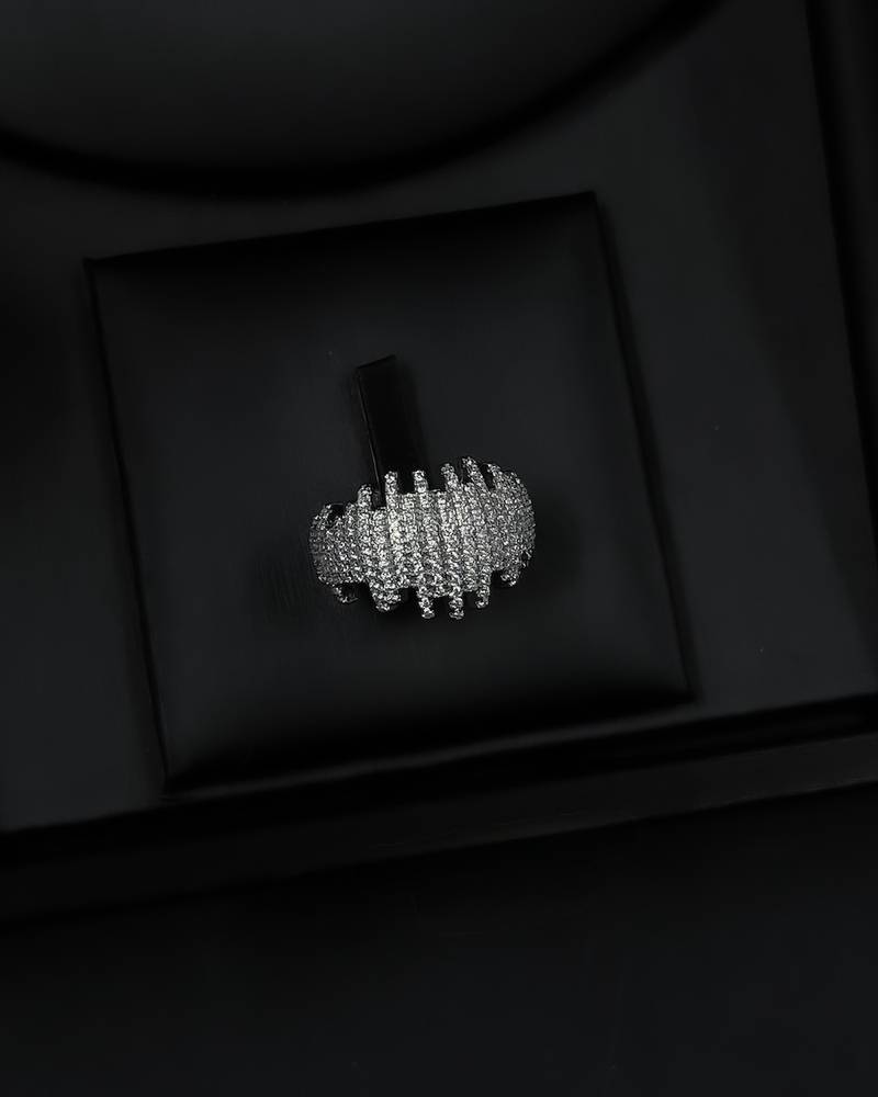 Silver accessory set with a sparkling geometric design