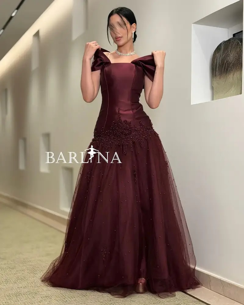 فستان سهرة عنابي بقصة كورسيه وتفاصيل تُل