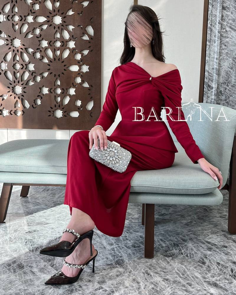 Red dress with a slim fit and one-shoulder design