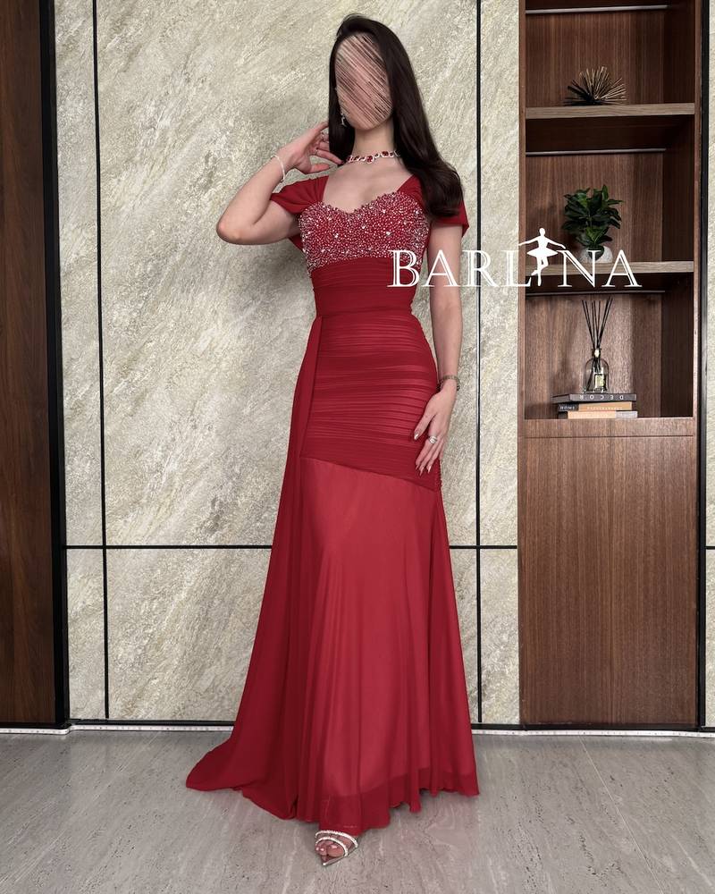 فستان أحمر بصدر مزين بخرز متناثر