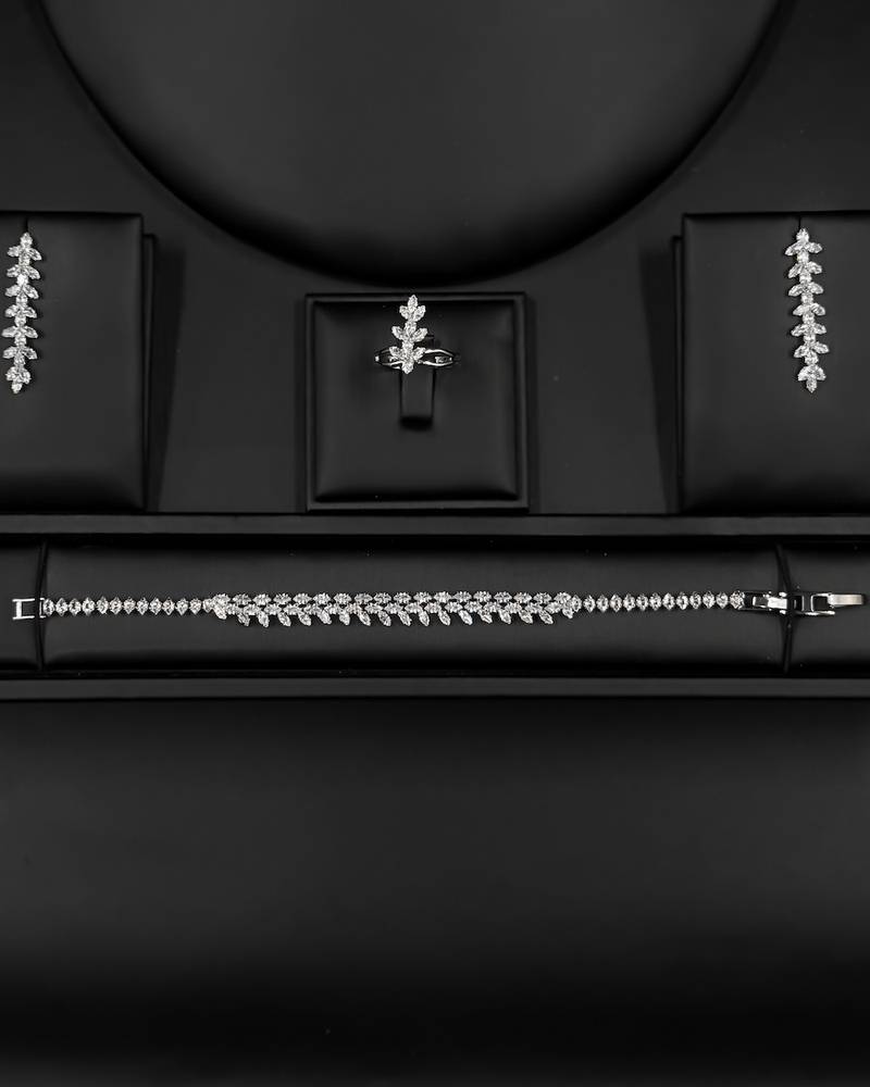 Elegant accessory set with small leaf details