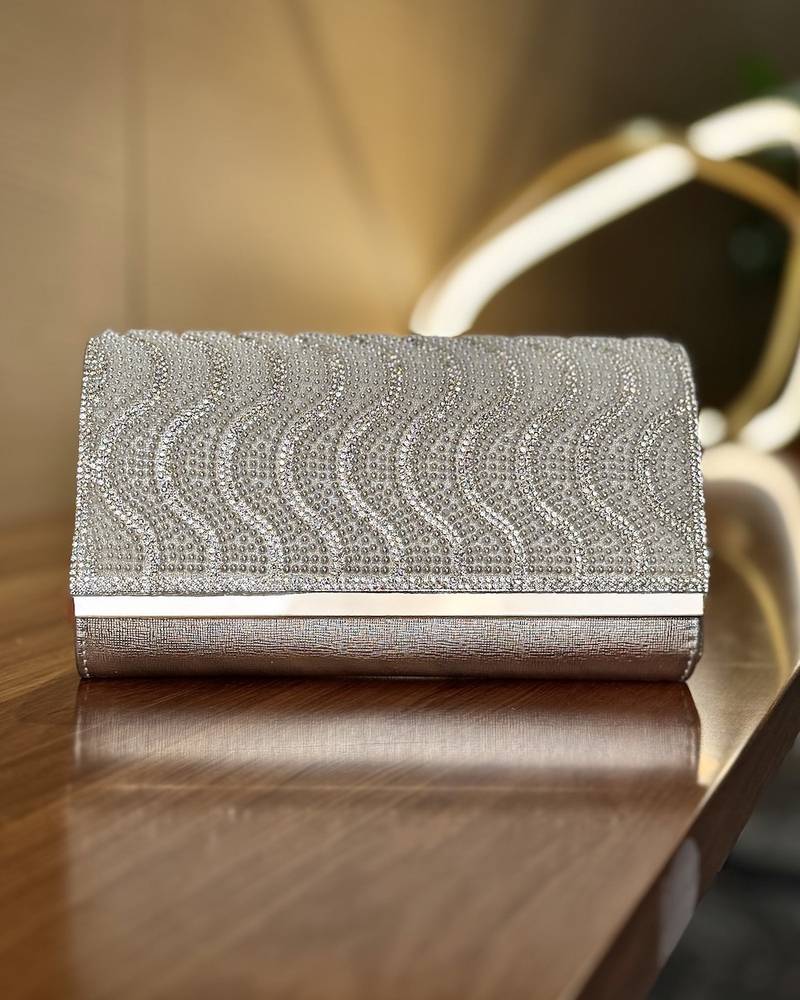 Evening bag designed with waves-shaped beads