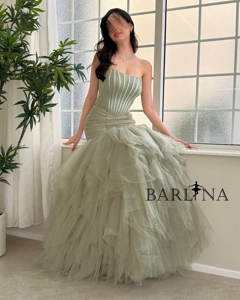 Apple-colored evening dress finished with puffy layers