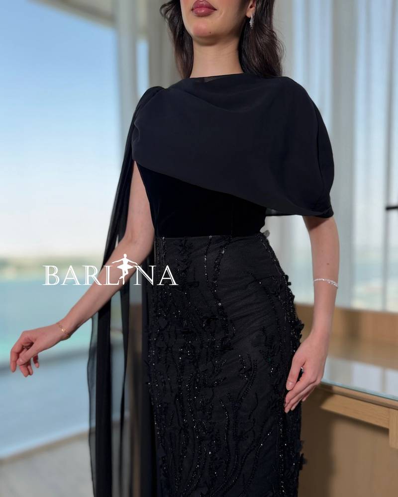 فستان أسود ملكي بكيب منسدل