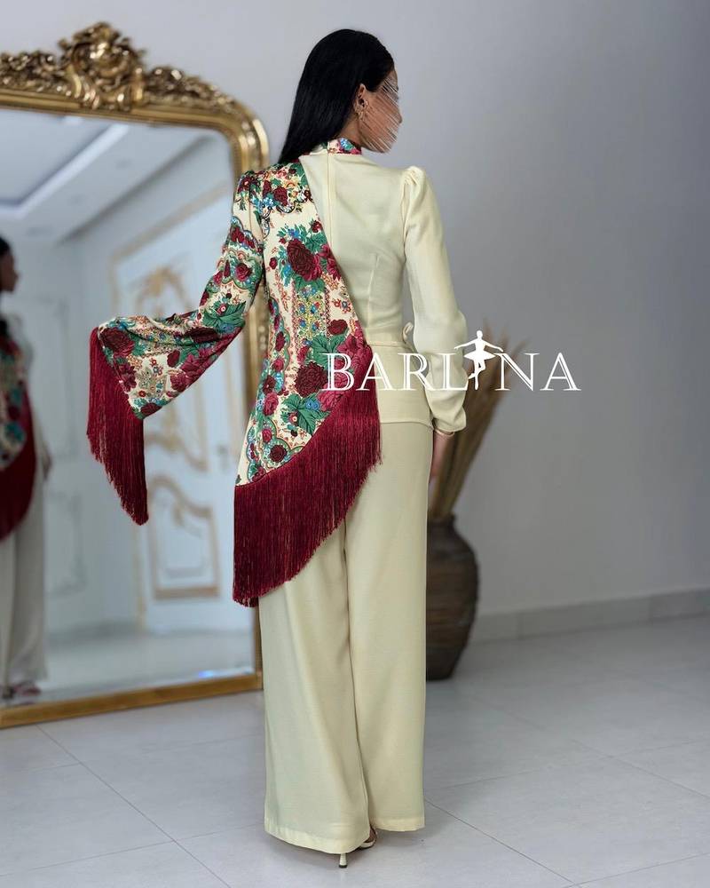 Elegant jumpsuit with side embroidery