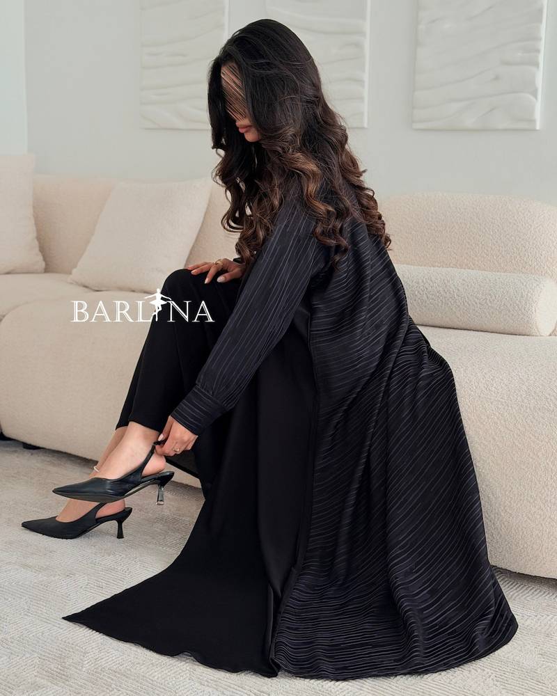 عباية سوداء مزينة بخطوط طولية