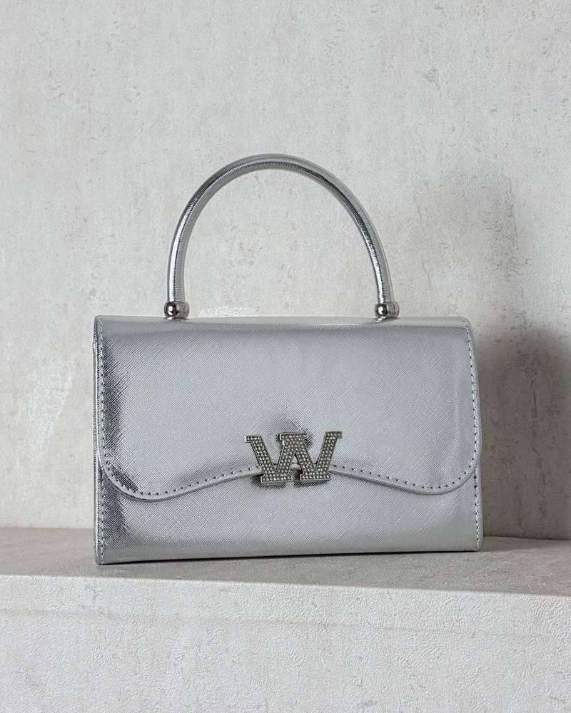 A handbag with a luxurious touch and a classic design