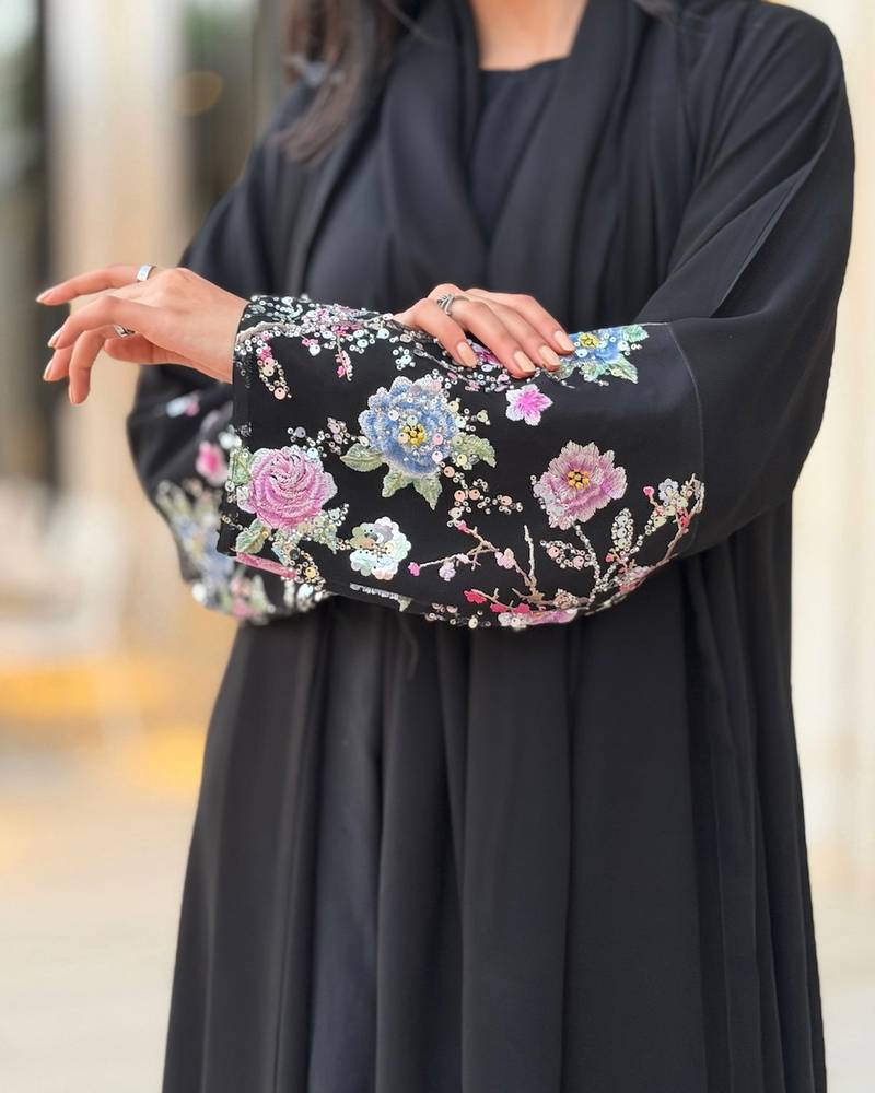 عباية سوداء مزينة بتطريز زهور ملونة 