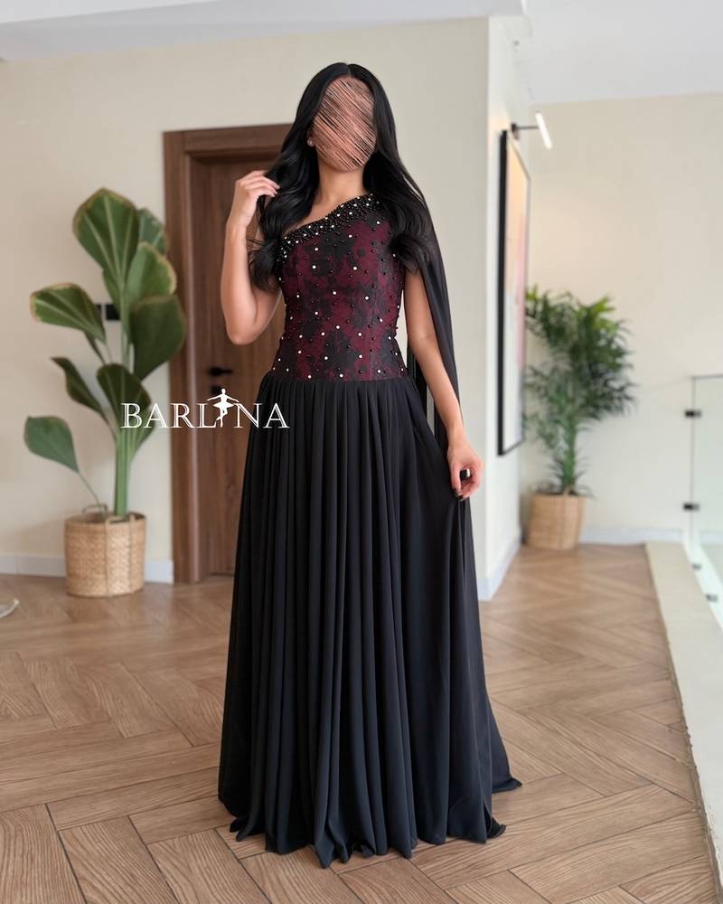 فستان أسود بجزء علوي مزين بدانتيل