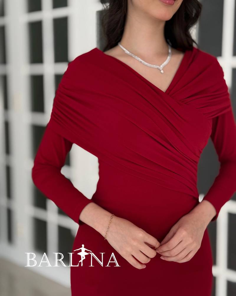 A soft red dress with a straight cut and an elegant wrap