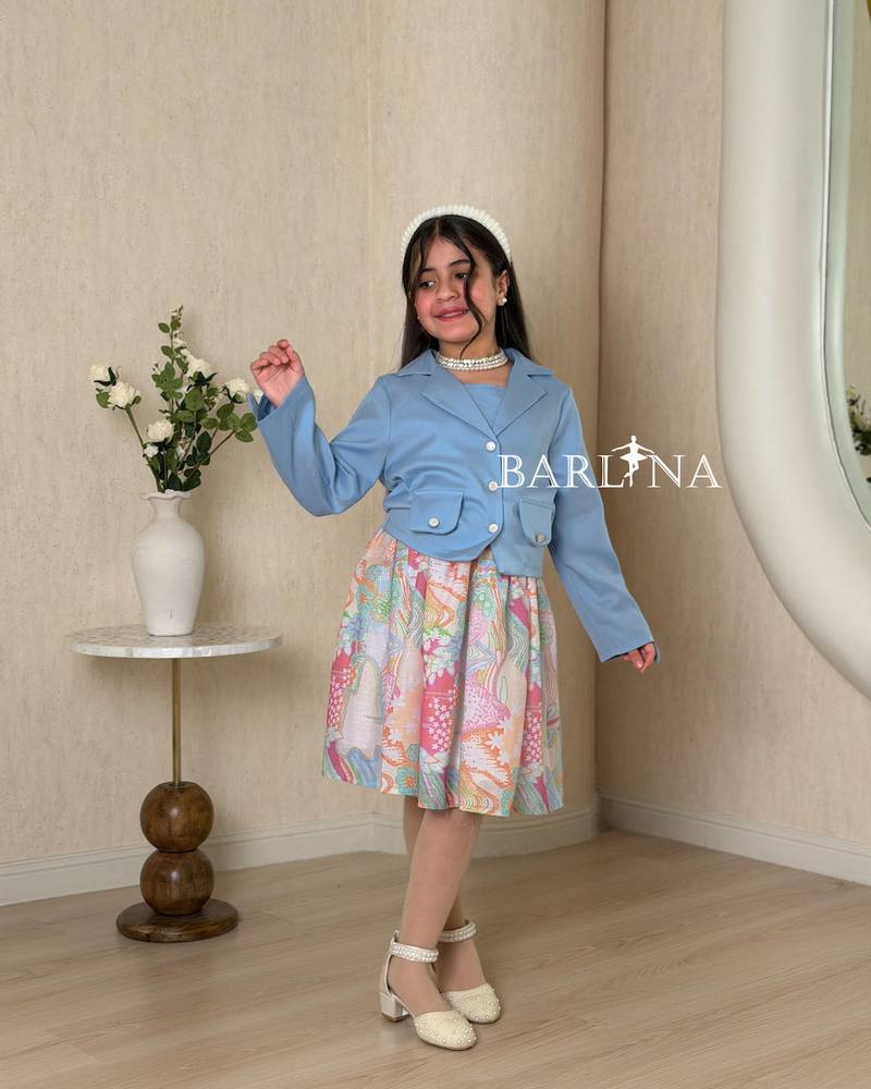 طقم بناتي مع جاكيت وتنورة ملونة