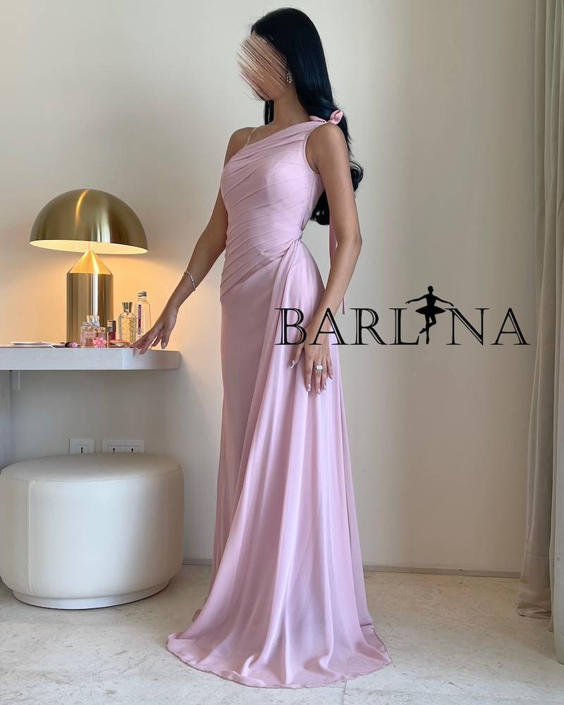 Long light pink pleated dress with side tail