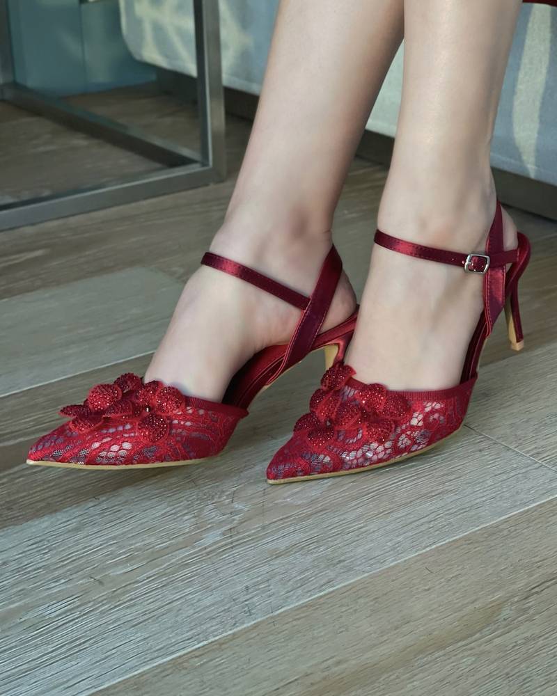 Lace heel adorned with 3D flowers