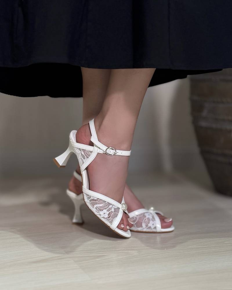 Women's open heel decorated with a pearl in the middle