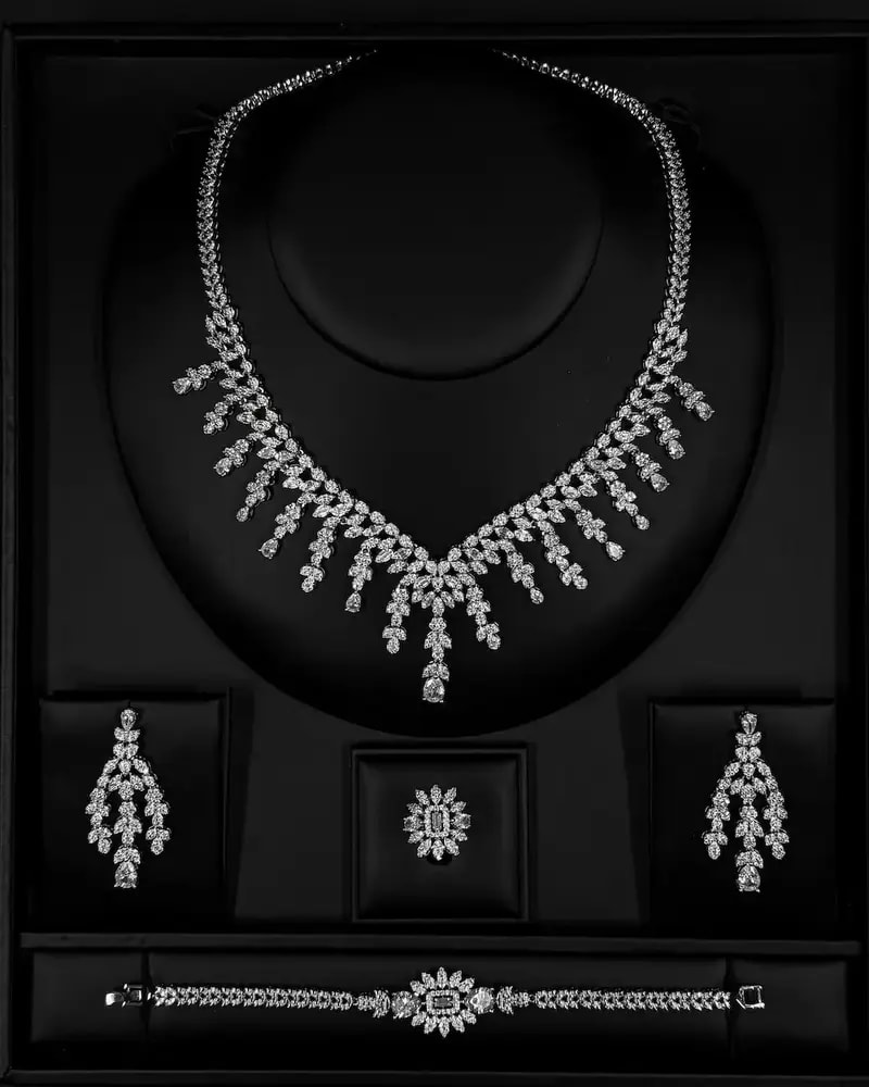 Elegant accessory set with side sash