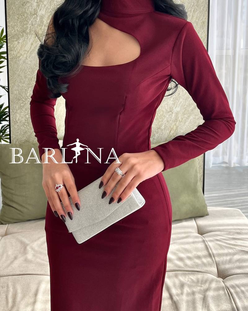 Burgundy dress with a slim design and a distinctive collar