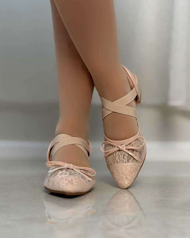 Girls' shoes with a medium heel and lace