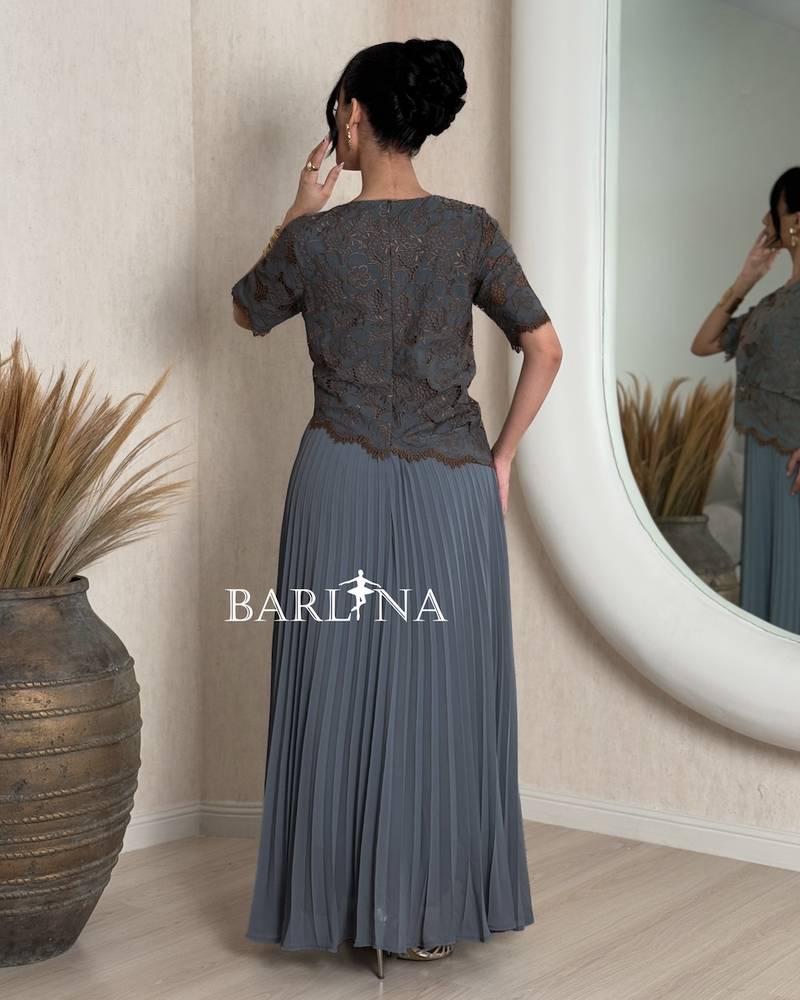 Floral pleated dress with a wavy hem